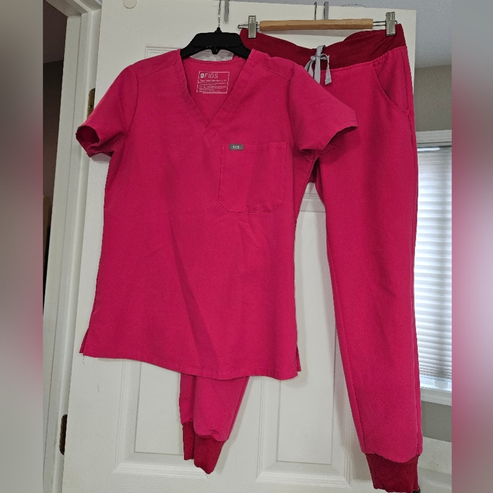 Figs scrubs set in Shocking Pink XS petite Zamora joggers and XS Catarina top